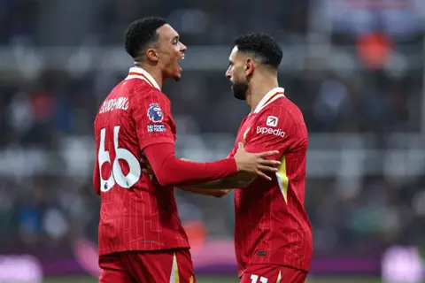 لينيكر: صلاح يفتقد ألكسندر أرنولد في ليفربول.. ولا يوجد لاعب مثله